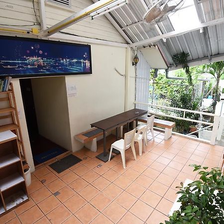 קו פי פי October Hostel מראה חיצוני תמונה