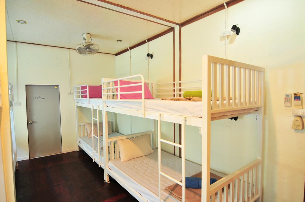 קו פי פי October Hostel מראה חיצוני תמונה