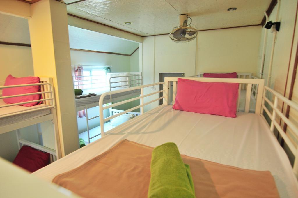 קו פי פי October Hostel חדר תמונה