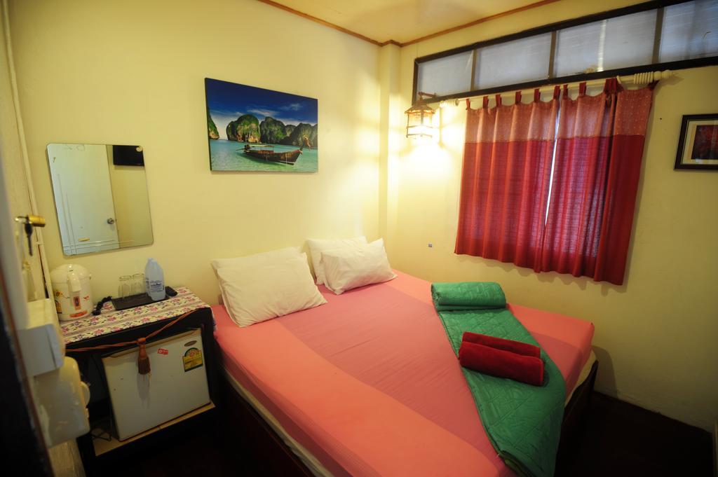 קו פי פי October Hostel מראה חיצוני תמונה